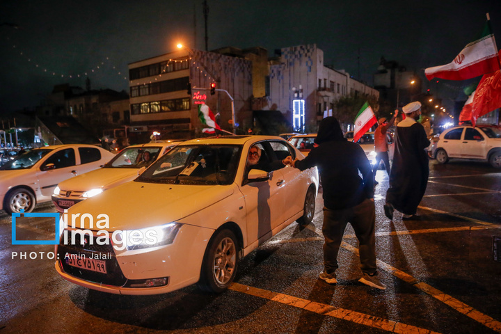 سوگواری برای رهبر شهید و بیعت با رهبر جدید در چهار راه ولی عصر (عج)