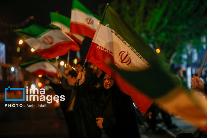 سوگواری برای رهبر شهید و بیعت با رهبر جدید در چهار راه ولی عصر (عج)