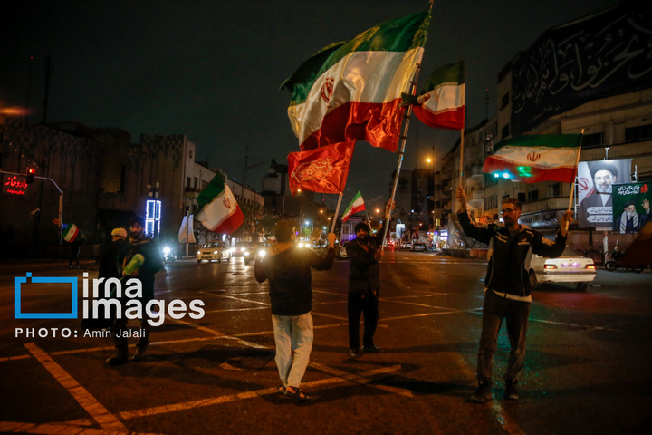 سوگواری برای رهبر شهید و بیعت با رهبر جدید در چهار راه ولی عصر (عج)