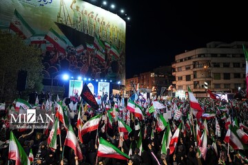 تجمع شبانه مردم در حمایت از مدافعان وطن