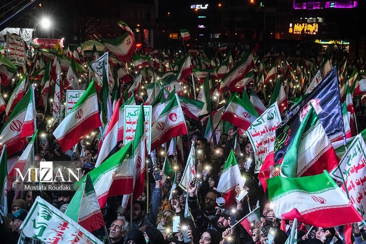 تجمع شبانه مردم در حمایت از مدافعان وطن