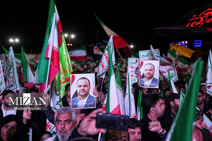 تجمع شبانه مردم در حمایت از مدافعان وطن