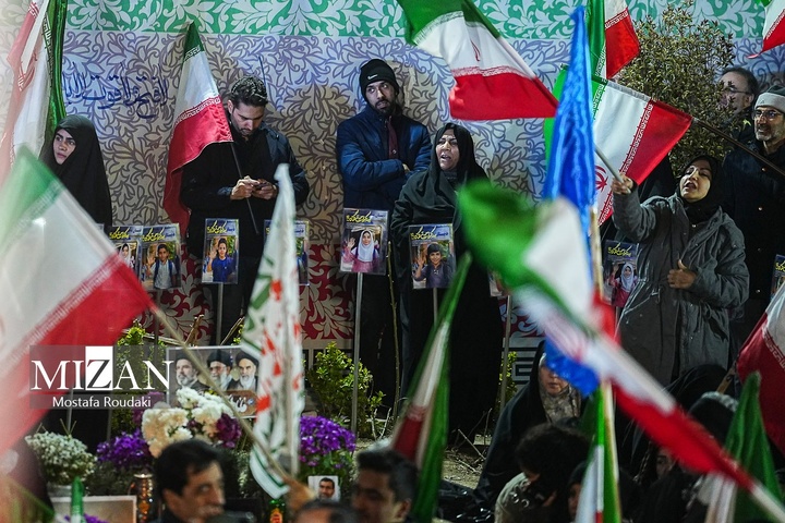 تجمع شبانه مردم در حمایت از مدافعان وطن