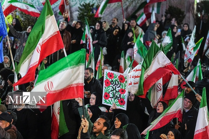 تجمع شبانه مردم در حمایت از مدافعان وطن