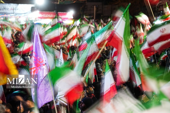 تجمع شبانه مردم در حمایت از مدافعان وطن