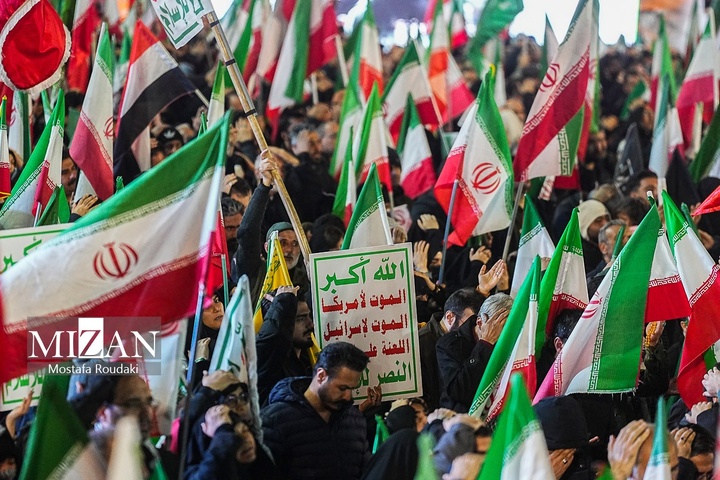 تجمع شبانه مردم در حمایت از مدافعان وطن