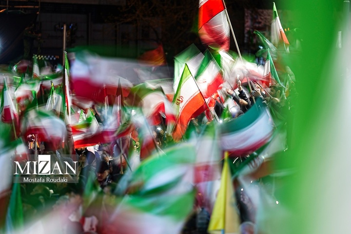 تجمع شبانه مردم در حمایت از مدافعان وطن