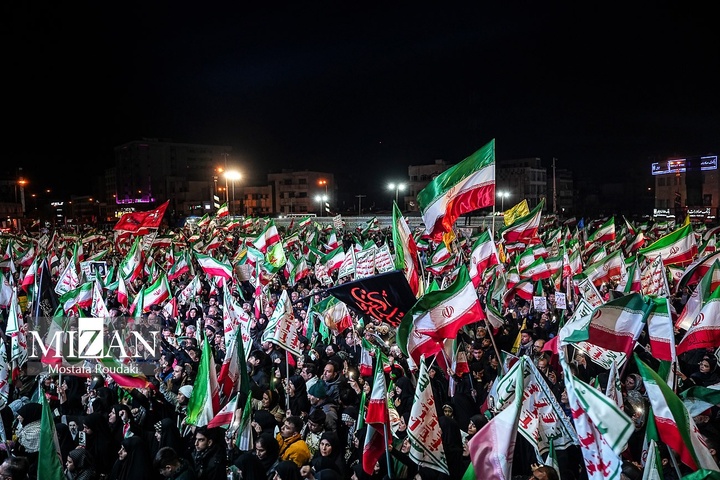 تجمع شبانه مردم در حمایت از مدافعان وطن