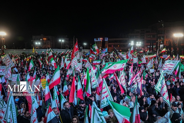 تجمع شبانه مردم در حمایت از مدافعان وطن