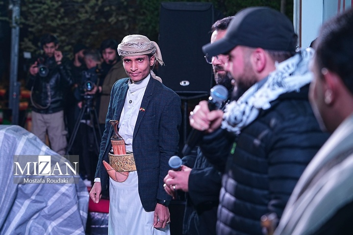 تجمع شبانه مردم در حمایت از مدافعان وطن