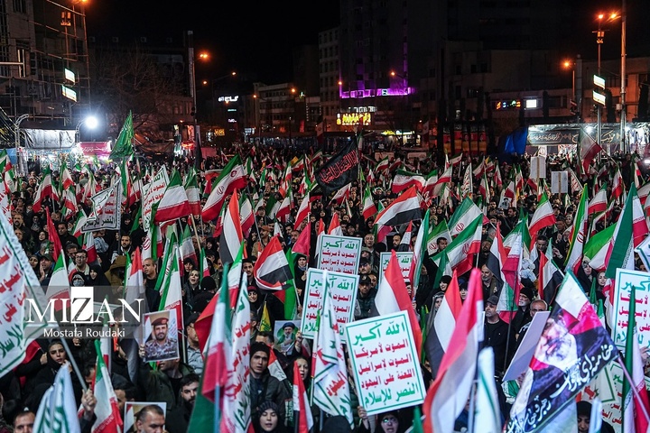 تجمع شبانه مردم در حمایت از مدافعان وطن