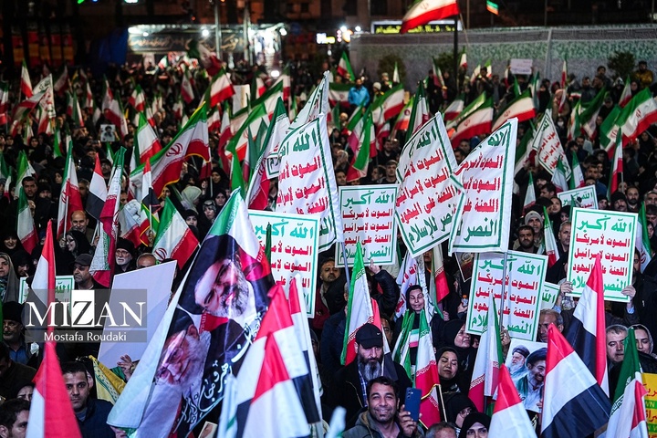 تجمع شبانه مردم در حمایت از مدافعان وطن