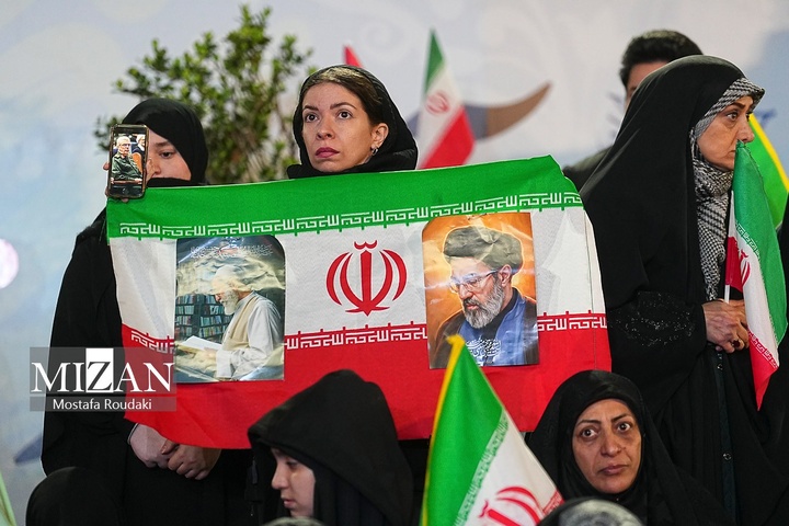 تجمع شبانه مردم در حمایت از مدافعان وطن