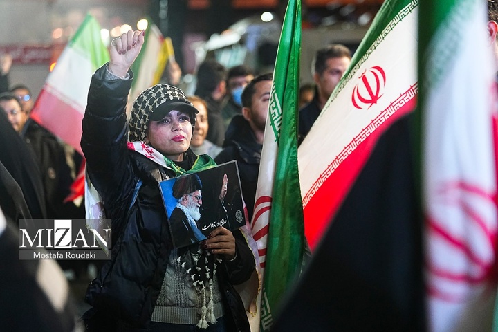 تجمع شبانه مردم در حمایت از مدافعان وطن