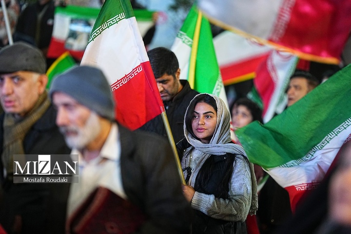 تجمع شبانه مردم در حمایت از مدافعان وطن