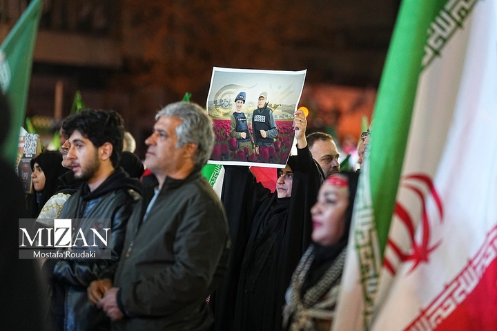 تجمع شبانه مردم در حمایت از مدافعان وطن