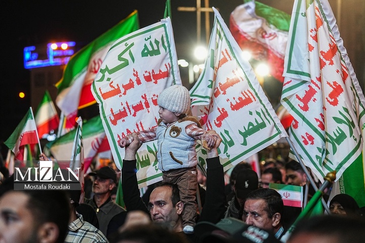 تجمع شبانه مردم در حمایت از مدافعان وطن