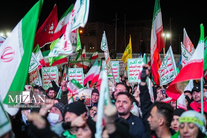 تجمع شبانه مردم در حمایت از مدافعان وطن