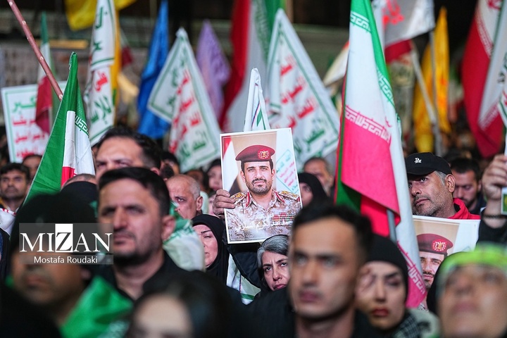 تجمع شبانه مردم در حمایت از مدافعان وطن