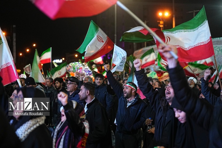 تجمع شبانه مردم در حمایت از مدافعان وطن
