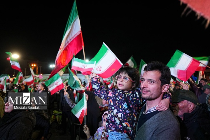 تجمع شبانه مردم در حمایت از مدافعان وطن