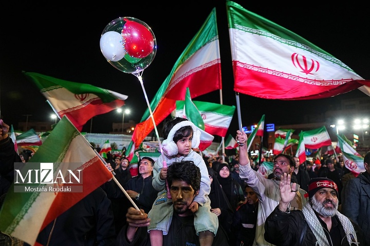 تجمع شبانه مردم در حمایت از مدافعان وطن