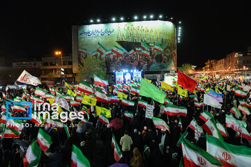 تجمع شبانه مردم در حمایت از مدافعان وطن در میدان انقلاب