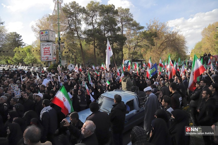 بدرقه و تشییع پیکر مطهر ۵۰ شهید جنگ رمضان در اصفهان