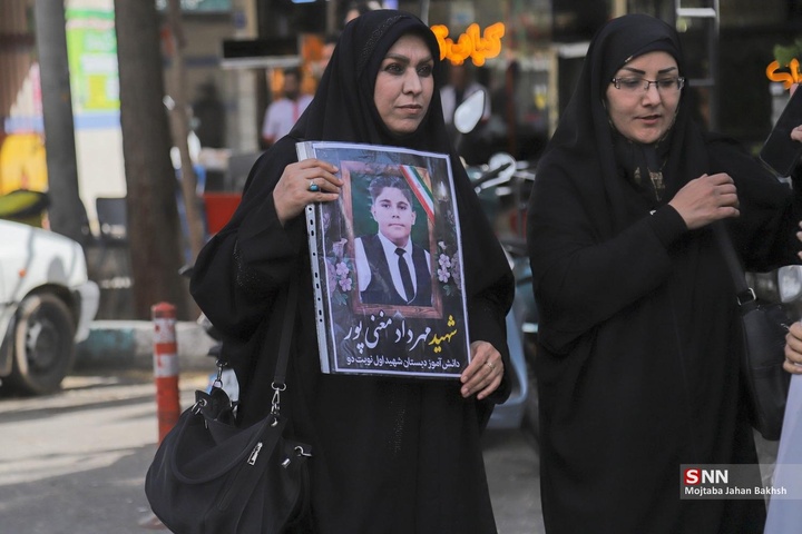 بدرقه و تشییع پیکر مطهر ۵۰ شهید جنگ رمضان در اصفهان