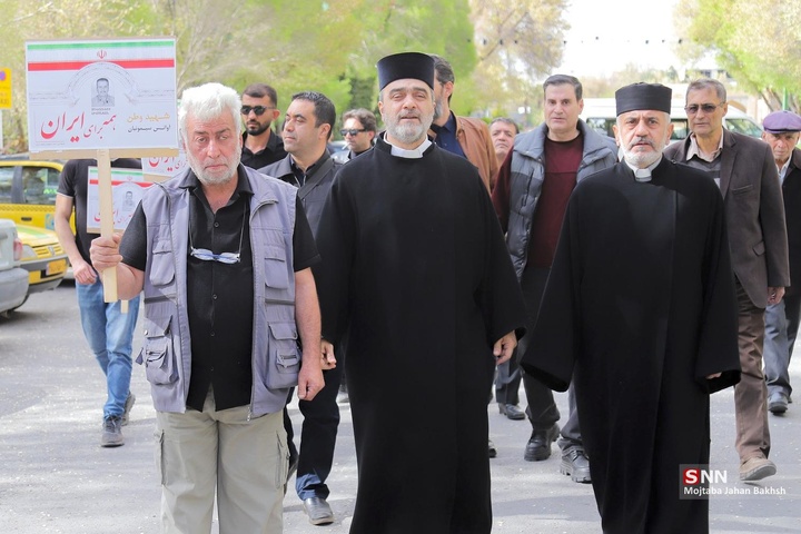 بدرقه و تشییع پیکر مطهر ۵۰ شهید جنگ رمضان در اصفهان