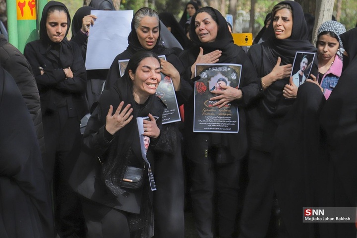 بدرقه و تشییع پیکر مطهر ۵۰ شهید جنگ رمضان در اصفهان