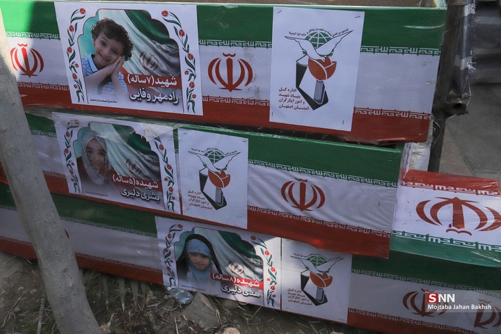 بدرقه و تشییع پیکر مطهر ۵۰ شهید جنگ رمضان در اصفهان