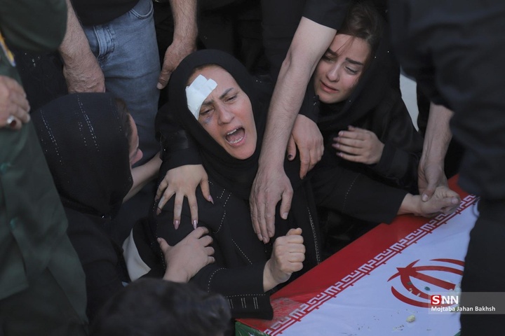 بدرقه و تشییع پیکر مطهر ۵۰ شهید جنگ رمضان در اصفهان