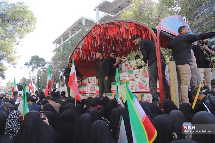 بدرقه و تشییع پیکر مطهر ۵۰ شهید جنگ رمضان در اصفهان