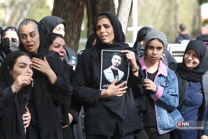 بدرقه و تشییع پیکر مطهر ۵۰ شهید جنگ رمضان در اصفهان