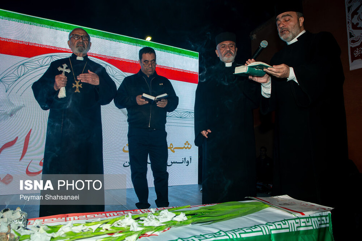 وداع شبانه مردم اصفهان با شهید «آوانس سیمونیان»