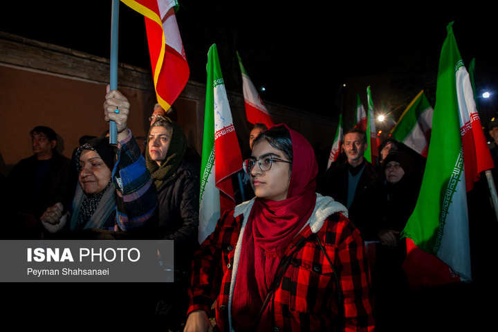 وداع شبانه مردم اصفهان با شهید «آوانس سیمونیان»