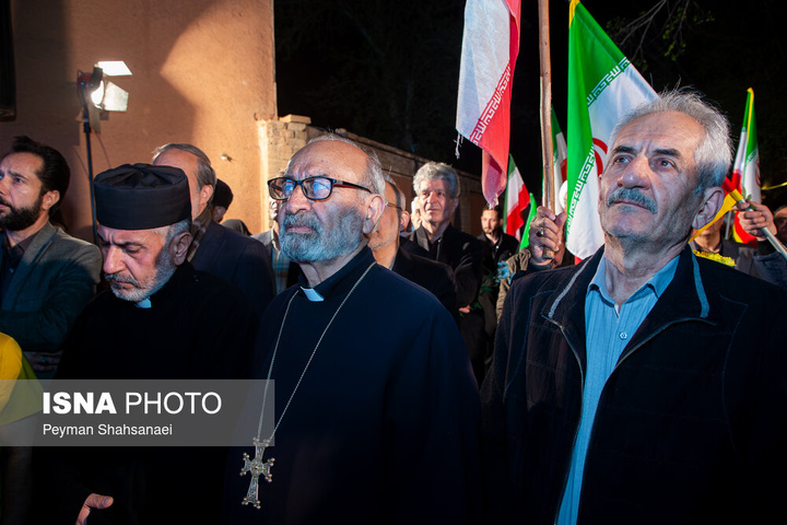 وداع شبانه مردم اصفهان با شهید «آوانس سیمونیان»