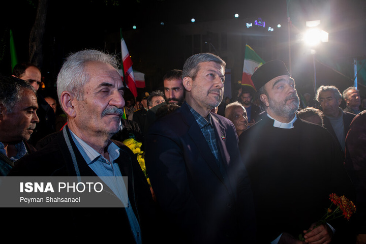 وداع شبانه مردم اصفهان با شهید «آوانس سیمونیان»