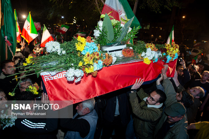 وداع شبانه مردم اصفهان با شهید «آوانس سیمونیان»