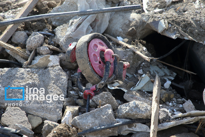 آثار حمله هوایی به روستای شفت گیلان در پی حمله متجاوزانه دشمن آمریکایی صهیونیستی به منطقه مسکونی در روستای عثماوندان از توابع شهرستان شفت استان گیلان ۶ نفر شهید و همچنین پنج منزل مسکونی کامل تخریب شده