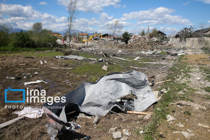 آثار حمله هوایی به روستای شفت گیلان در پی حمله متجاوزانه دشمن آمریکایی صهیونیستی به منطقه مسکونی در روستای عثماوندان از توابع شهرستان شفت استان گیلان ۶ نفر شهید و همچنین پنج منزل مسکونی کامل تخریب شده