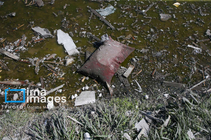 آثار حمله هوایی به روستای شفت گیلان در پی حمله متجاوزانه دشمن آمریکایی صهیونیستی به منطقه مسکونی در روستای عثماوندان از توابع شهرستان شفت استان گیلان ۶ نفر شهید و همچنین پنج منزل مسکونی کامل تخریب شده