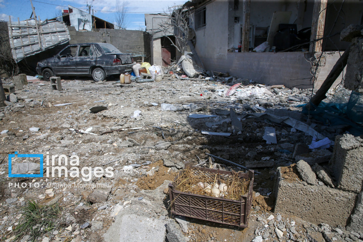 آثار حمله هوایی به روستای شفت گیلان در پی حمله متجاوزانه دشمن آمریکایی صهیونیستی به منطقه مسکونی در روستای عثماوندان از توابع شهرستان شفت استان گیلان ۶ نفر شهید و همچنین پنج منزل مسکونی کامل تخریب شده