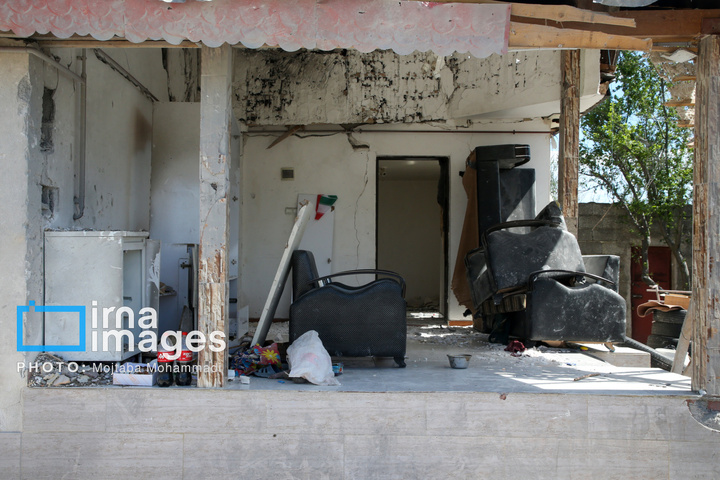 آثار حمله هوایی به روستای شفت گیلان در پی حمله متجاوزانه دشمن آمریکایی صهیونیستی به منطقه مسکونی در روستای عثماوندان از توابع شهرستان شفت استان گیلان ۶ نفر شهید و همچنین پنج منزل مسکونی کامل تخریب شده