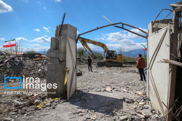 آثار حمله هوایی به روستای شفت گیلان در پی حمله متجاوزانه دشمن آمریکایی صهیونیستی به منطقه مسکونی در روستای عثماوندان از توابع شهرستان شفت استان گیلان ۶ نفر شهید و همچنین پنج منزل مسکونی کامل تخریب شده
