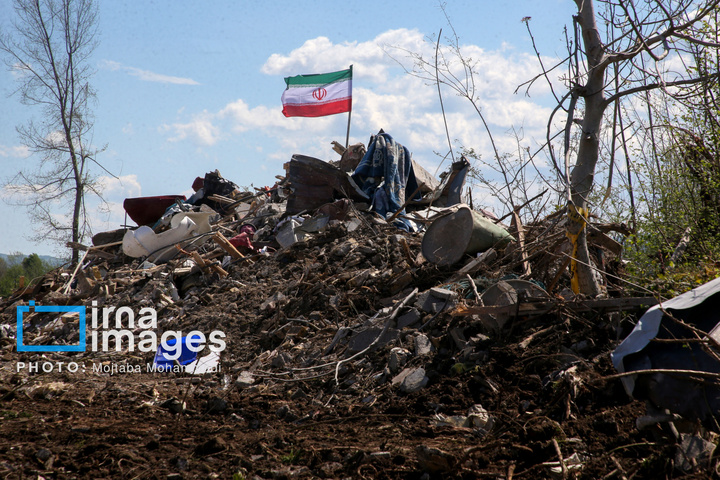 آثار حمله هوایی به روستای شفت گیلان در پی حمله متجاوزانه دشمن آمریکایی صهیونیستی به منطقه مسکونی در روستای عثماوندان از توابع شهرستان شفت استان گیلان ۶ نفر شهید و همچنین پنج منزل مسکونی کامل تخریب شده