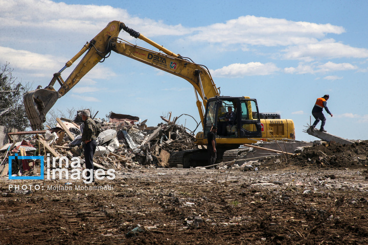 آثار حمله هوایی به روستای شفت گیلان در پی حمله متجاوزانه دشمن آمریکایی صهیونیستی به منطقه مسکونی در روستای عثماوندان از توابع شهرستان شفت استان گیلان ۶ نفر شهید و همچنین پنج منزل مسکونی کامل تخریب شده