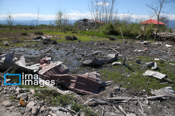 آثار حمله هوایی به روستای شفت گیلان در پی حمله متجاوزانه دشمن آمریکایی صهیونیستی به منطقه مسکونی در روستای عثماوندان از توابع شهرستان شفت استان گیلان ۶ نفر شهید و همچنین پنج منزل مسکونی کامل تخریب شده