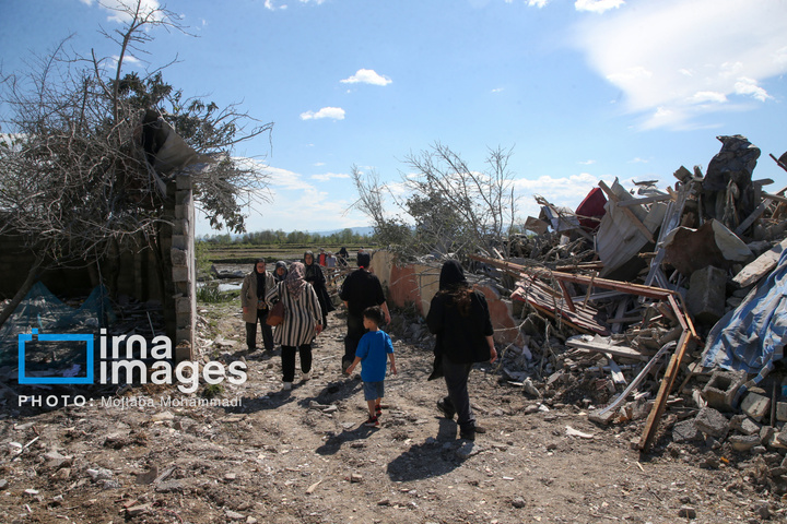 آثار حمله هوایی به روستای شفت گیلان در پی حمله متجاوزانه دشمن آمریکایی صهیونیستی به منطقه مسکونی در روستای عثماوندان از توابع شهرستان شفت استان گیلان ۶ نفر شهید و همچنین پنج منزل مسکونی کامل تخریب شده